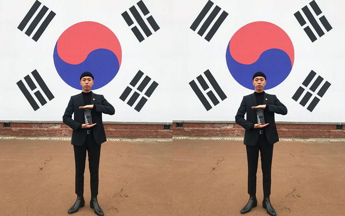 대형 태극기 앞에서 포즈 취하며 “영광스럽다”고 말한 비와이