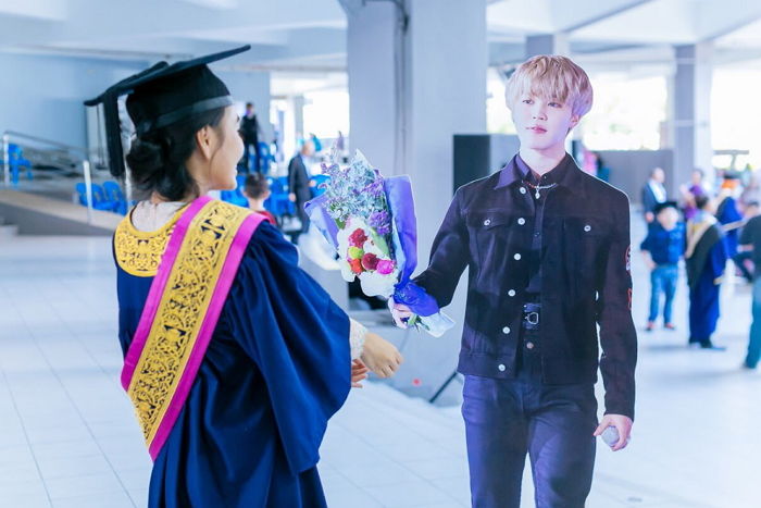 ‘최애’ 방탄소년단 지민 등신대랑 함께 ‘졸업식 사진’ 찍은 팬