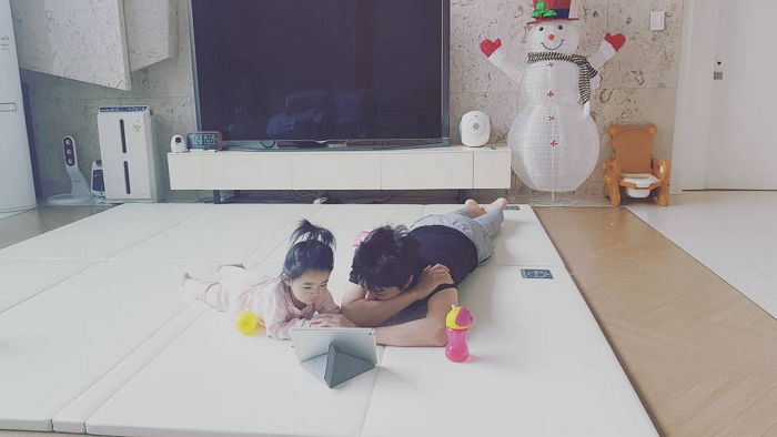 동생 때문에 서운하지 않도록 ‘첫째 딸’ 하은이랑 제일 많이 놀아주는 ‘참아빠’ 인교진