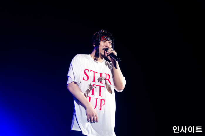 타이거jk가 20일 오후 서울 잠실 종합운동장 특설 무대에서 열린 뮤직페스티벌 ‘2018 워터밤(WATERBOMB 2018)’에 참석해 공연을 펼치고 있다. / 사진=고대현 기자 daehyun@