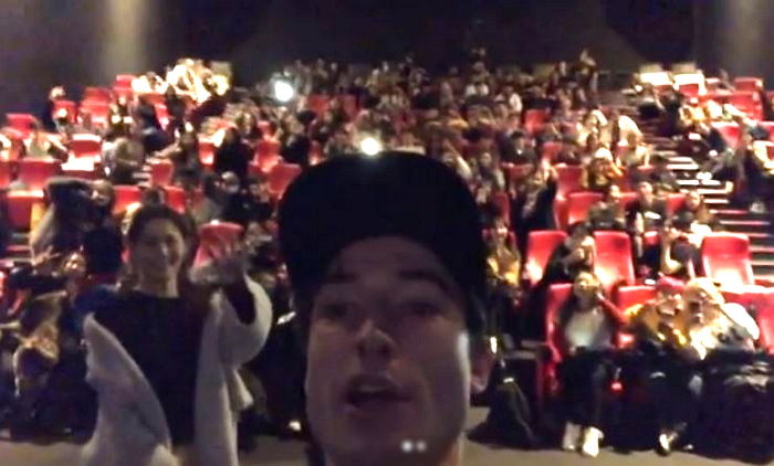 수현 만나러 한국까지 놀러와 ‘극장 데이트’한 에즈라 밀러