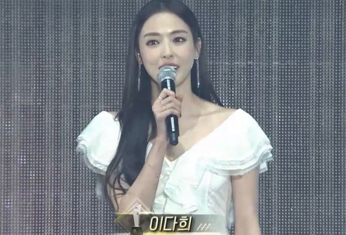 AAA서 ‘일자 쇄골’ 드러낸 오프숄더 드레스 입고 역대급 ‘여신 미모’ 뽐낸 이다희