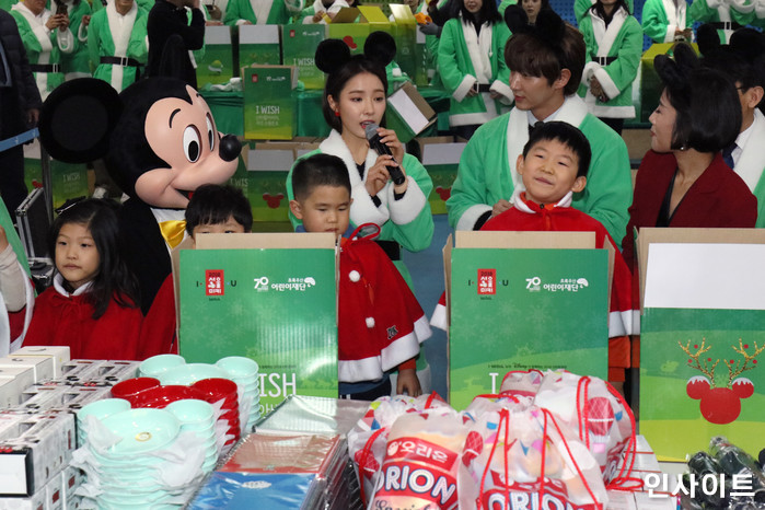 연말 외롭게 보낼 소외아동들 위해 ‘미키마우스 머리띠+산타복장’하고 등장한 신세경