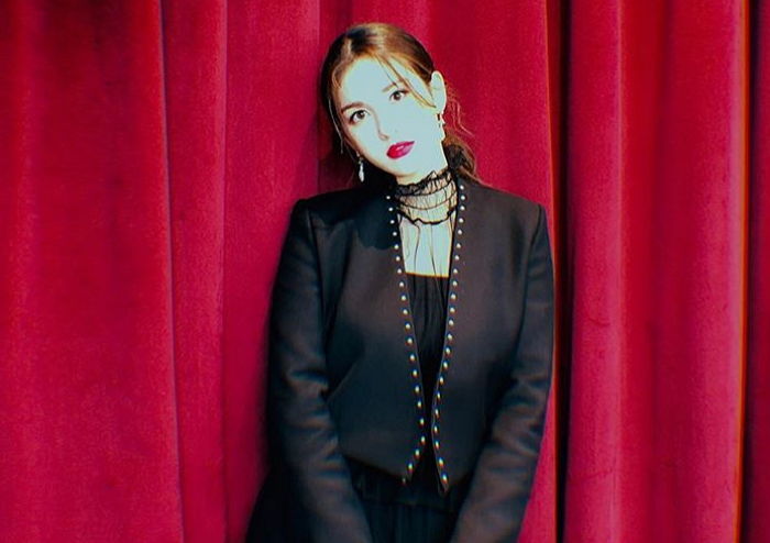 ‘솔로’ 데뷔 앞두고 ‘레드립+시스루’로 물오른 성숙미 뽐낸 전소미