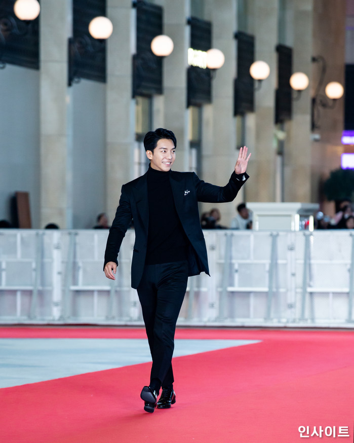 배우 이승기가 28일 오후 인천 중구 파라다이스시티 아트스페이스 플라자에서 열린 '2018 아시아 아티스트 어워즈'에 참석해 레드카펫을 밟고 있다. / 사진=고대현 기자 daehyun@