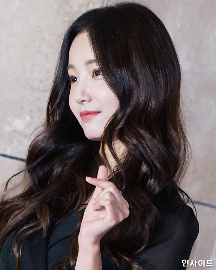 모모랜드 연우가 28일 오후 인천 중구 파라다이스시티 아트스페이스 플라자에서 열린 '2018 아시아 아티스트 어워즈(AAA)'에 참석해 레드카펫을 밟고 있다. / 사진=고대현 기자 daehyun@