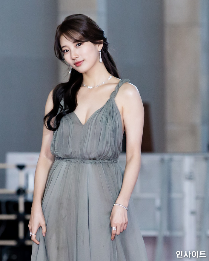 배우 수지가 28일 오후 인천 중구 파라다이스시티 아트스페이스 플라자에서 열린 '2018 아시아 아티스트 어워즈'에 참석해 레드카펫을 밟고 있다. / 사진=고대현 기자 daehyun@