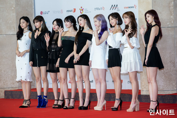 트와이스가 28일 오후 인천 중구 파라다이스시티 아트스페이스 플라자에서 열린 '2018 아시아 아티스트 어워즈(AAA)'에 참석해 레드카펫을 밟고 있다. / 사진=고대현 기자 daehyun@