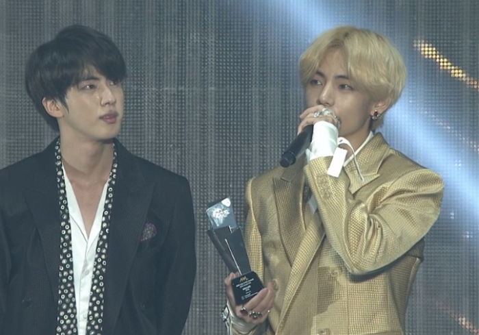 ‘AAA 대상’ 받은 방탄 뷔가 팬클럽 ‘아미’에게 해주려고 미리 준비한 말