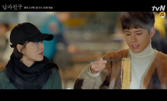 재벌 송혜교와 ‘라면 데이트’ 갔다가 회사 대표와 열애설 난 ‘신입사원’ 박보검