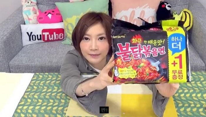 ‘고양이 학대’했다고 논란 중인 인기 먹방 유튜버