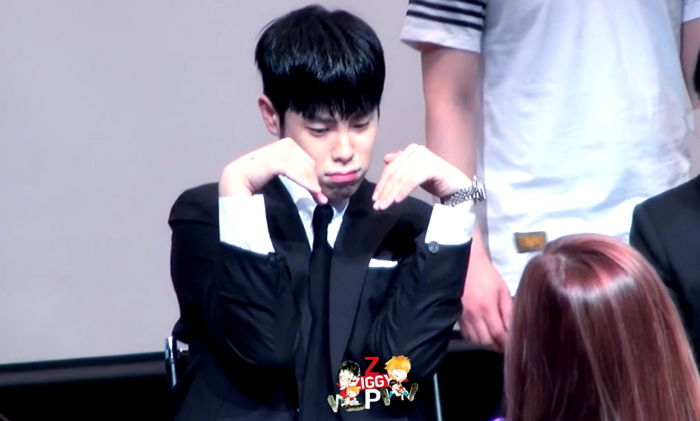 뻣뻣한 몸으로 하트 만들려고 낑낑대는 ‘하트 바보’ 피오