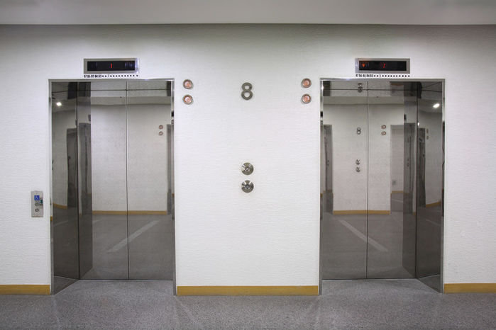 엘리베이터에서 ‘구토’ 밟고 넘어진 아이엄마가 공개한 당시 상황