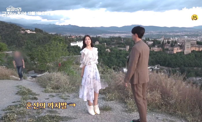 까치발 드는 ‘쪼꼬미’ 박신혜 위해 매너 다리 해주는 키 ‘184cm’ 현빈