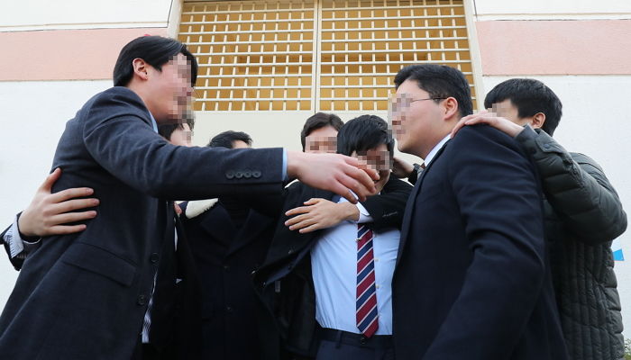 ‘가석방’ 출소 후 서로 부둥켜 안으며 기뻐하는 ‘양심적’ 병역거부자들