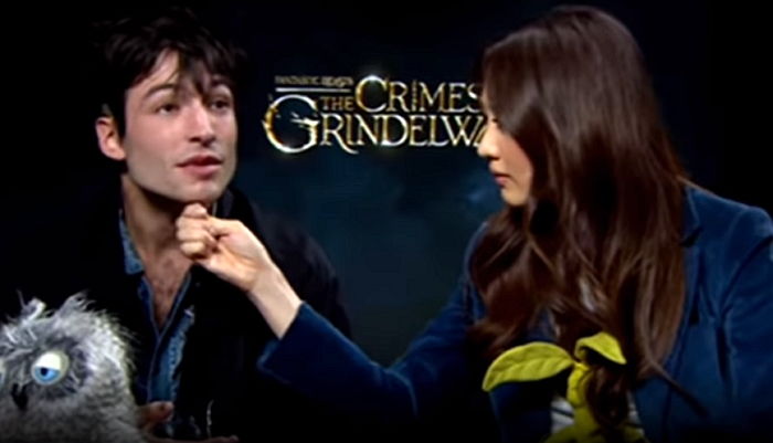 ‘인형 털’ 떼주는 수현 꿀 떨어지는 눈으로 바라보는 에즈라 밀러