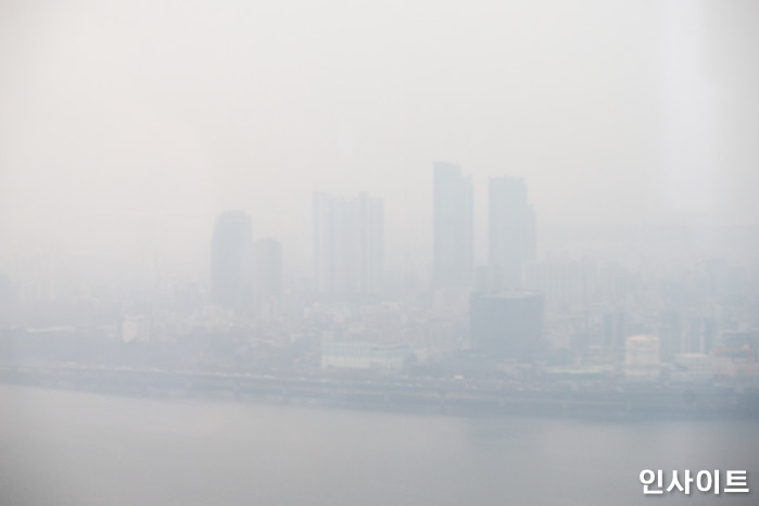 “감기 조심하세요”…12월 첫날인 오늘(1일), 미세먼지 폭탄에 일교차 크다