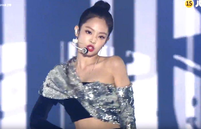 ‘직각 어깨+쇄골’ 돋보이는 오프숄더 입고 ‘섹시 카리스마’ 뽐낸 제니