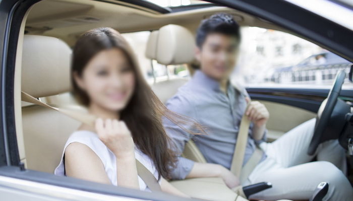 걸어서 출근하는 아내는 차 안태워주고 여직원 ‘카풀’해주겠다는 남편