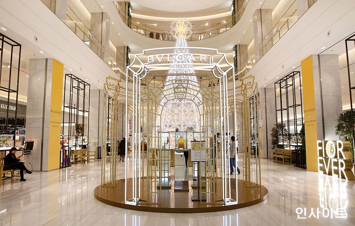 “인생샷 각”…현대백화점 판교점서만 볼 수 있는 불가리 ‘대형 크리스마스트리’