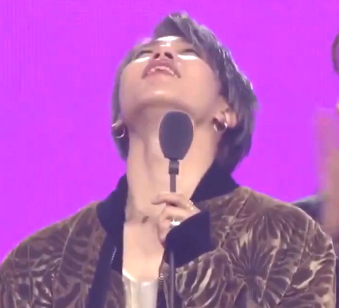 어제(1일) 멜론 뮤직 어워드서 ‘올해의 앨범 상’받고 눈물 쏟은 방탄 지민