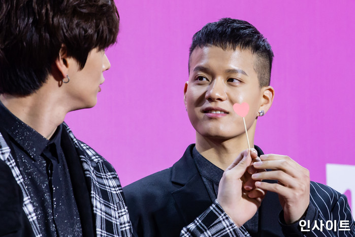 비투비 육성재 프니엘이 1일 오후 서울 구로 고척 스카이돔에서 열린 '2018 멜론 뮤직 어워드'에 참석해 레드카펫을 밟고 있다. / 사진=고대현 기자 daehyun@