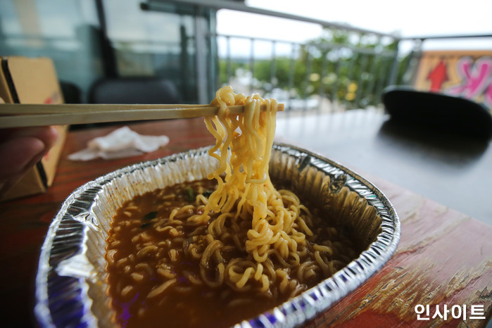 “천원만 들고 컵라면을 사러갔는데 편의점에 ‘50원’짜리 동전이 껴 있었습니다”