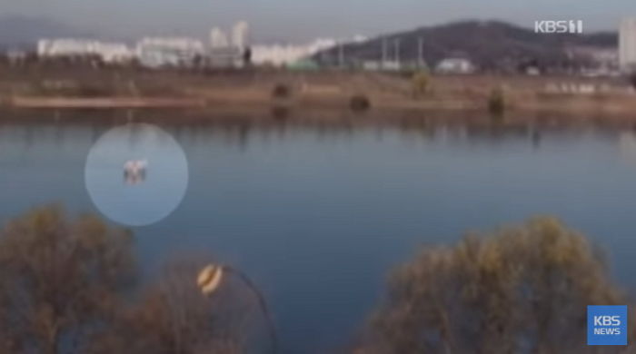 훈련 중 우연히 추락한 산림청 헬기 발견하고 공중 맴돌며 구조 도운 미군 헬기