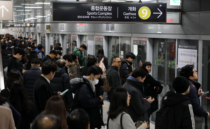 8개역 추가된 뒤 “지옥 맛봤다”는 후기 터져나오는 지하철 9호선