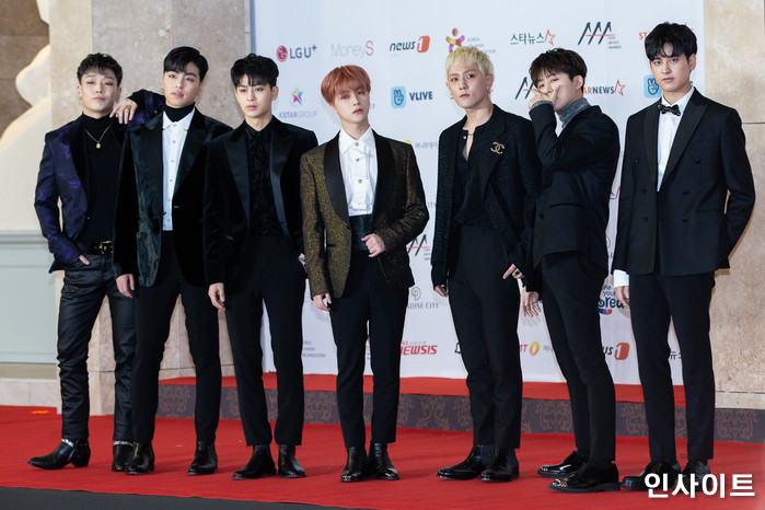 아이콘이 28일 오후 인천 중구 파라다이스시티 아트스페이스 플라자에서 열린 '2018 아시아 아티스트 어워즈'에 참석해 레드카펫을 밟고 있다. / 사진=고대현 기자 daehyun@