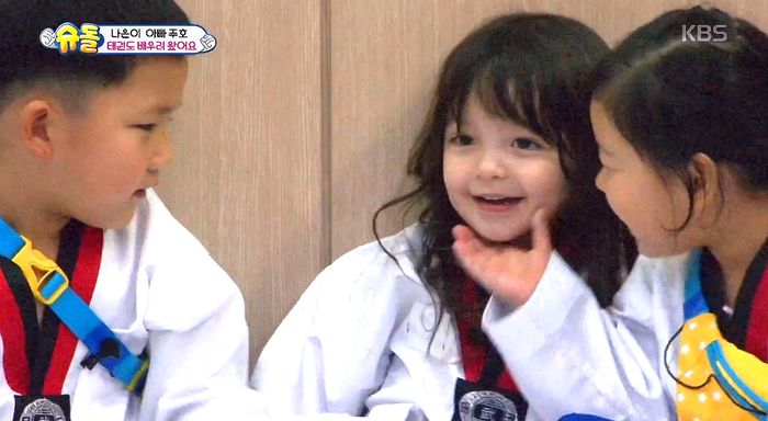 “내가 챙겨줄래♡” 예쁜 나은이 서로 챙겨주려고 ‘가위바위보’까지 한 친구들