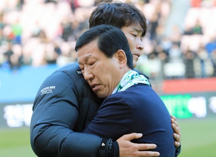 ‘14년’ 만에 팀 떠나는 감독님 꼭 끌어안으며 펑펑 운 이동국