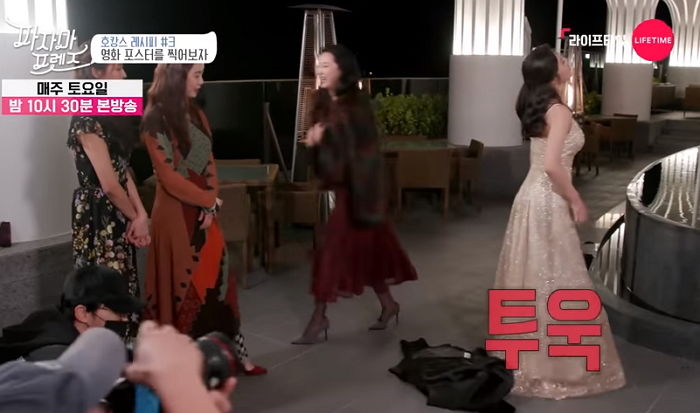 가슴골 드러나는 드레스 입고 ‘미녀와 야수’ 벨로 변신한 올해 ‘22살’ 레드벨벳 조이