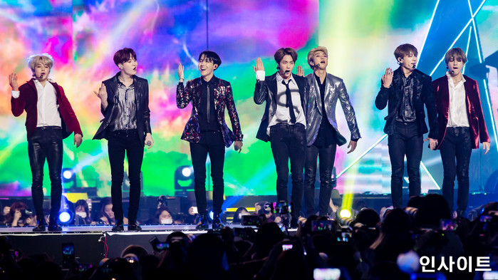 방탄소년단이 6일 오후 인천 남동체육관에서 열린 ‘2018 MGA (MBC 플러스 X 지니뮤직 어워드)’ 행사에 참석해 공연을 펼치고 있다. / 사진=고대현 기자 daehyun@