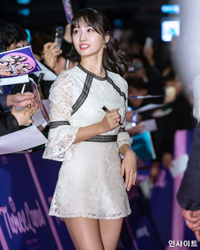 트와이스 모모가 6일 오후 서울 용산CGV 아이파크몰에서 열린 영화 '트와이스랜드' 언론시사회에 참석해 레드카펫을 밟고 있다. / 사진=고대현 기자 daehyun@