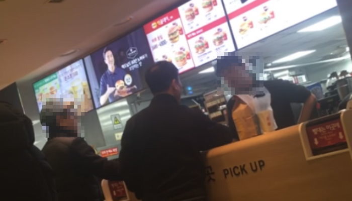 직원 얼굴에 햄버거 집어 던진 ‘연신내 맥도날드 갑질’ 가해자 처벌 어렵다