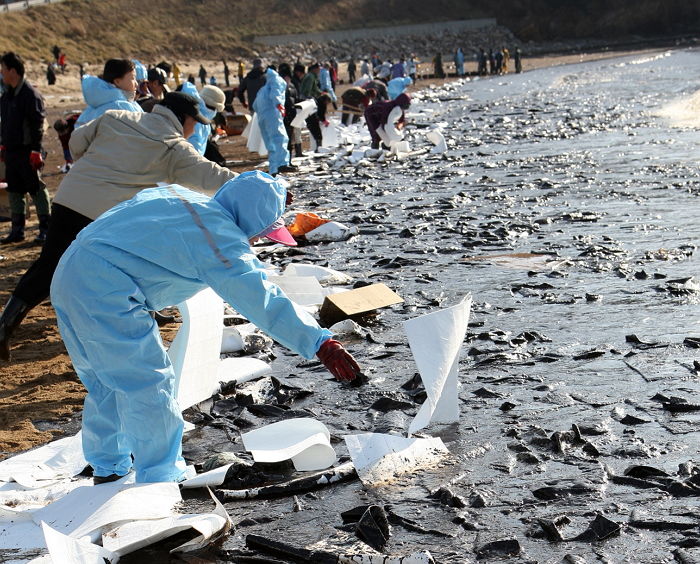“11년 전 오늘, 서해 앞바다가 시커먼 기름으로 뒤덮였다”