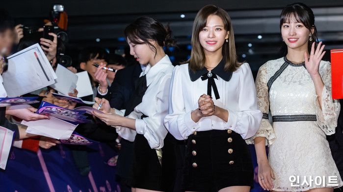 트와이스 나연 정연 모모가 6일 오후 서울 용산CGV 아이파크몰에서 열린 영화 '트와이스랜드' 언론시사회에 참석해 레드카펫을 밟고 있다. / 사진=고대현 기자 daehyun@