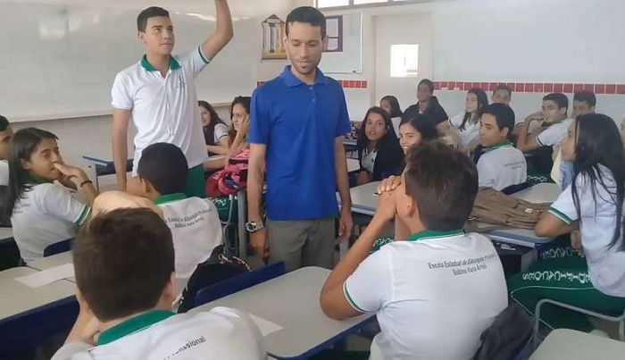 2개월간 급여 못 받은 담임 선생님 위해 용돈 모아 대신 ‘월급’ 준 학생들