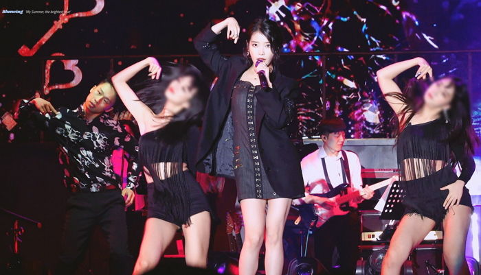 홍콩 팬들과 직접 소통하려 수줍게 ‘영어’로 무대 소개하는 아이유