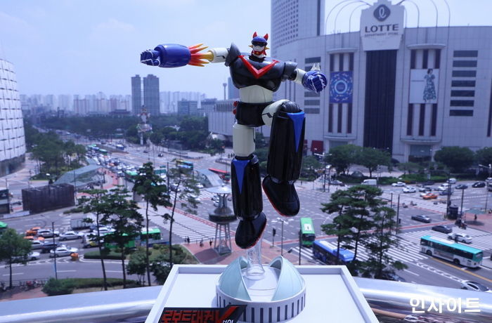 롯데백화점, ‘로보트 태권브이 블랙·메탈릭’ 신규 출시