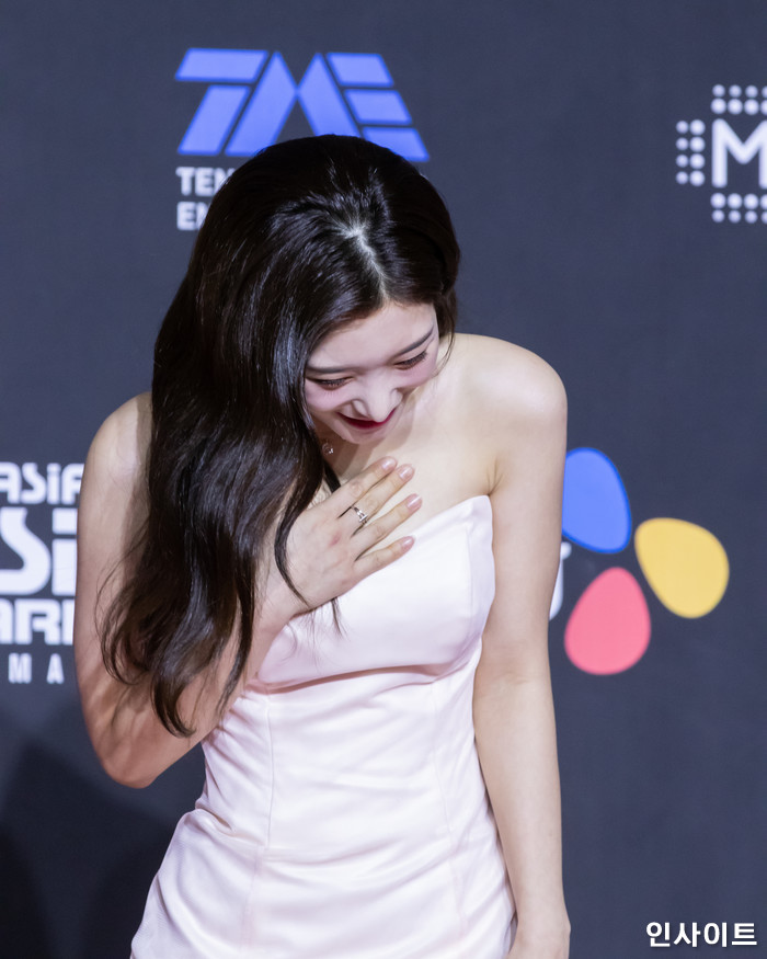 다이아 정채연이 10일 오후 서울 중구 동대문디자인플라자(DDP)에서 열린 2018 MAMA - 엠넷 마마 프리미어 인 코리아 (2018 Mnet Asian Music Awards PREMIERE in KOREA)에 참석해 레드 카펫을 밟고 있다. / 사진=고대현 기자 daehyun@