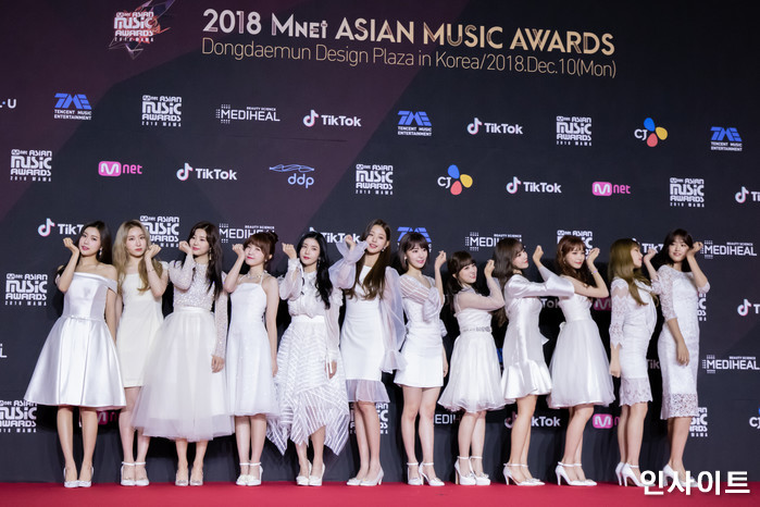 아이즈원이 10일 오후 서울 중구 동대문디자인플라자(DDP)에서 열린 2018 MAMA - 엠넷 마마 프리미어 인 코리아 (2018 Mnet Asian Music Awards PREMIERE in KOREA)에 참석해 레드 카펫을 밟고 있다. / 사진=고대현 기자 daehyun@