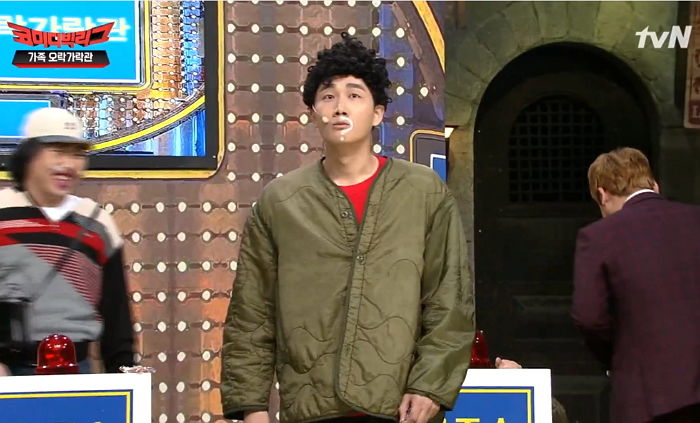 떨어진 마이크 수습하러 나왔다 개그맨보다 더 웃기고 간 ‘코빅’ 스태프