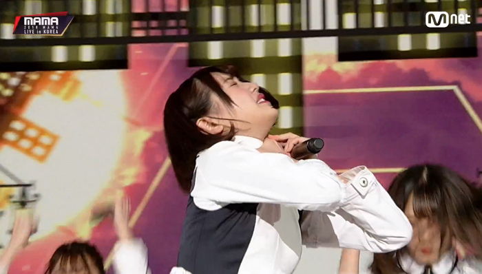 어제자 MAMA서 일본 걸그룹의 ‘격한 퍼포먼스’를 본 누리꾼들의 반응