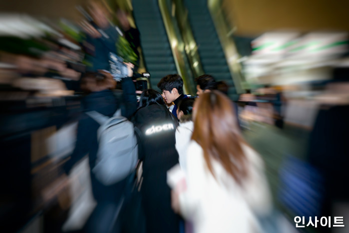 배우 박보검이 11일 오후 2018 MAMA(마마) FANS' CHOICE in JAPAN에 참석 차 김포국제공항을 통해 일본으로 출국 하고 있다. / 사진=고대현 기자 daehyun@