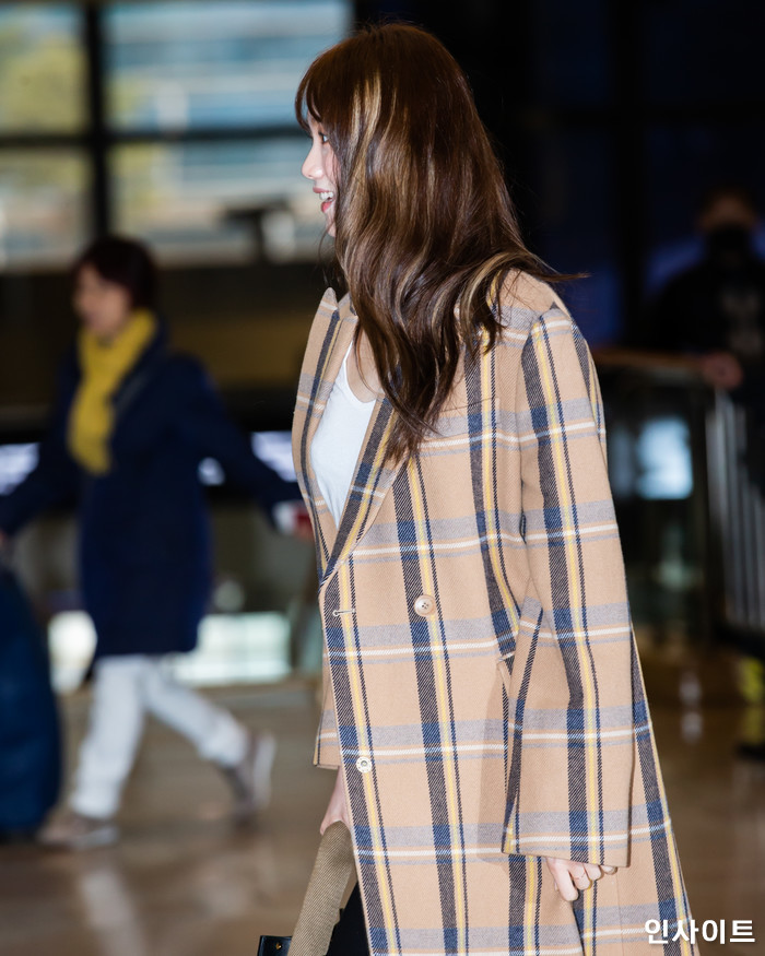 배우 이성경이 11일 오전 '2018 MAMA(마마) FANS' CHOICE in JAPAN' 참석 차 김포국제공항을 통해 일본으로 출국 하고 있다. / 사진=고대현 기자 daehyun@