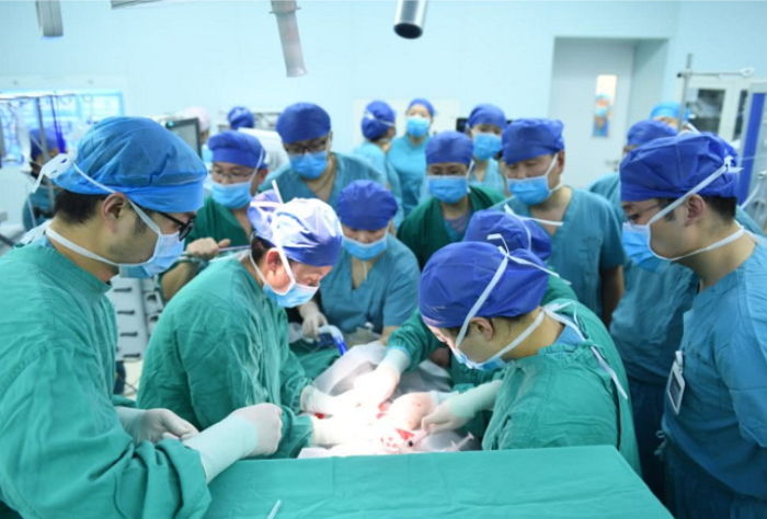 태어나기도 전에 ‘심장병’ 걸린 아기 목숨 구하려 수술실 꽉 채운 의사들