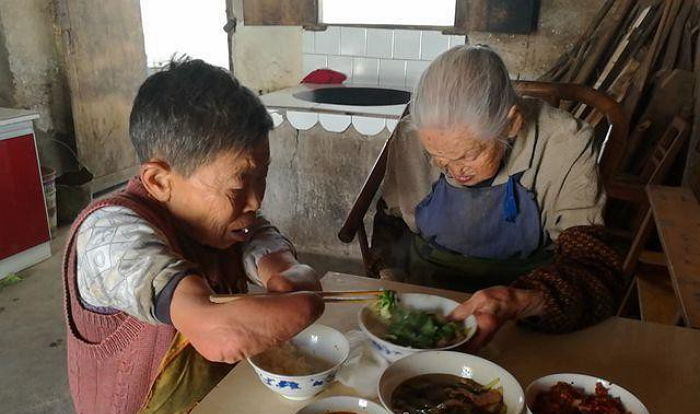 엄마 때문에 사지 절단됐지만 눈 먼 노모 옆에서 24시간 ‘병수발’ 드는 딸