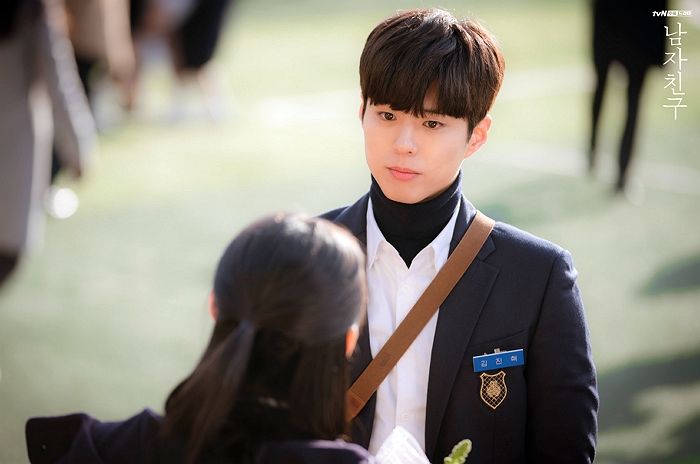 만화 속 ‘남주’ 떠올리게 만드는 ‘26살’ 박보검의 넘사벽 교복핏